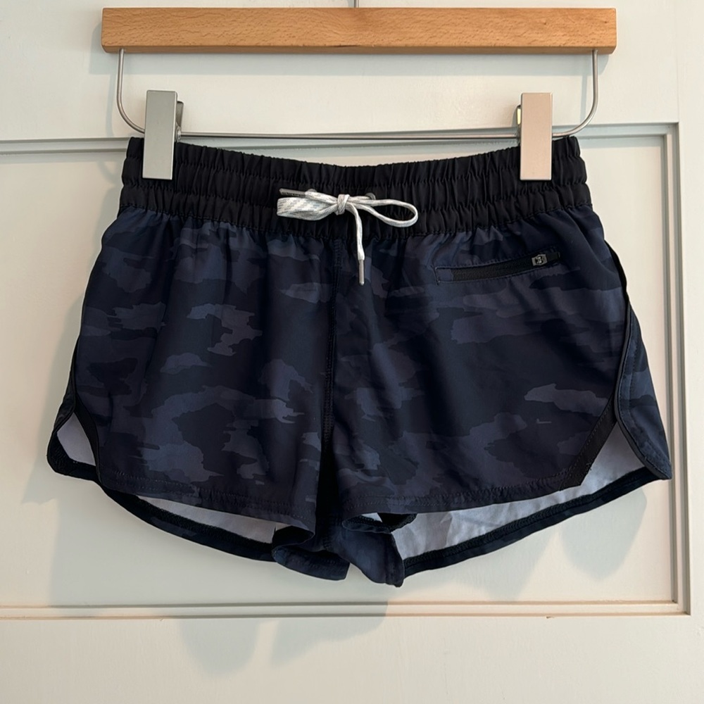 Vuori clementine black camo shorts